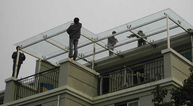 采光頂施工隊正在對耐力板采光頂進行正確安裝的現場圖 采光頂施工隊正在對耐力板采光頂進行正確安裝的現場圖